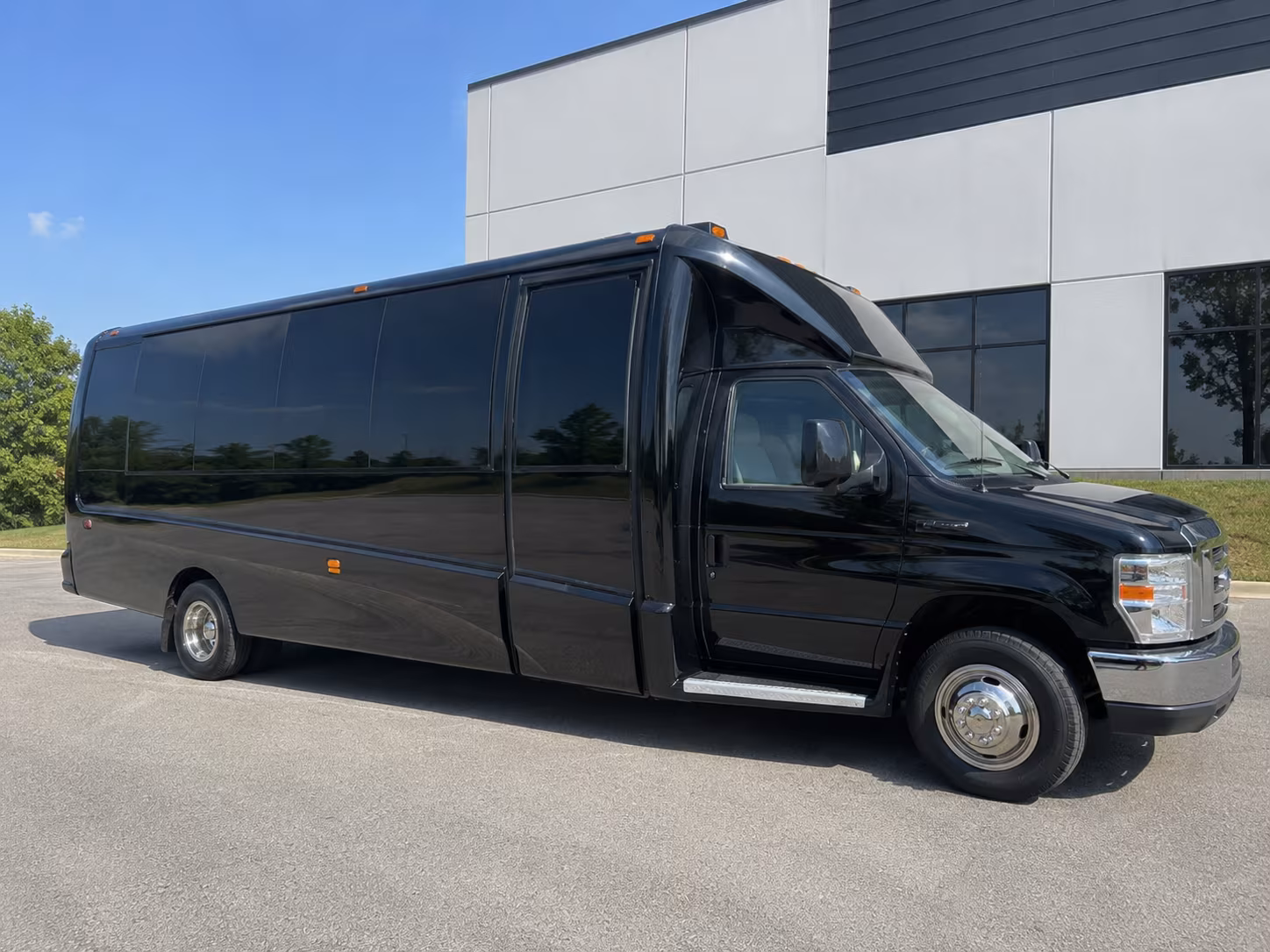 Pompano Beach Birthday, Sweet 16, & Quinceañera Transportation party bus exterior